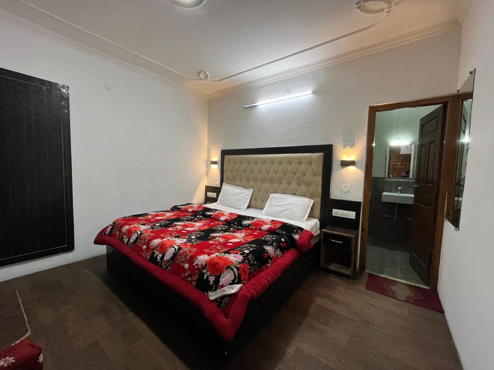 Hotel Premier Mall Road Manali Экстерьер фото