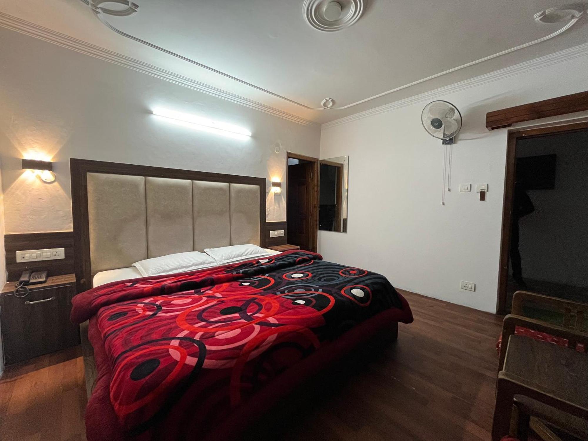 Hotel Premier Mall Road Manali Экстерьер фото