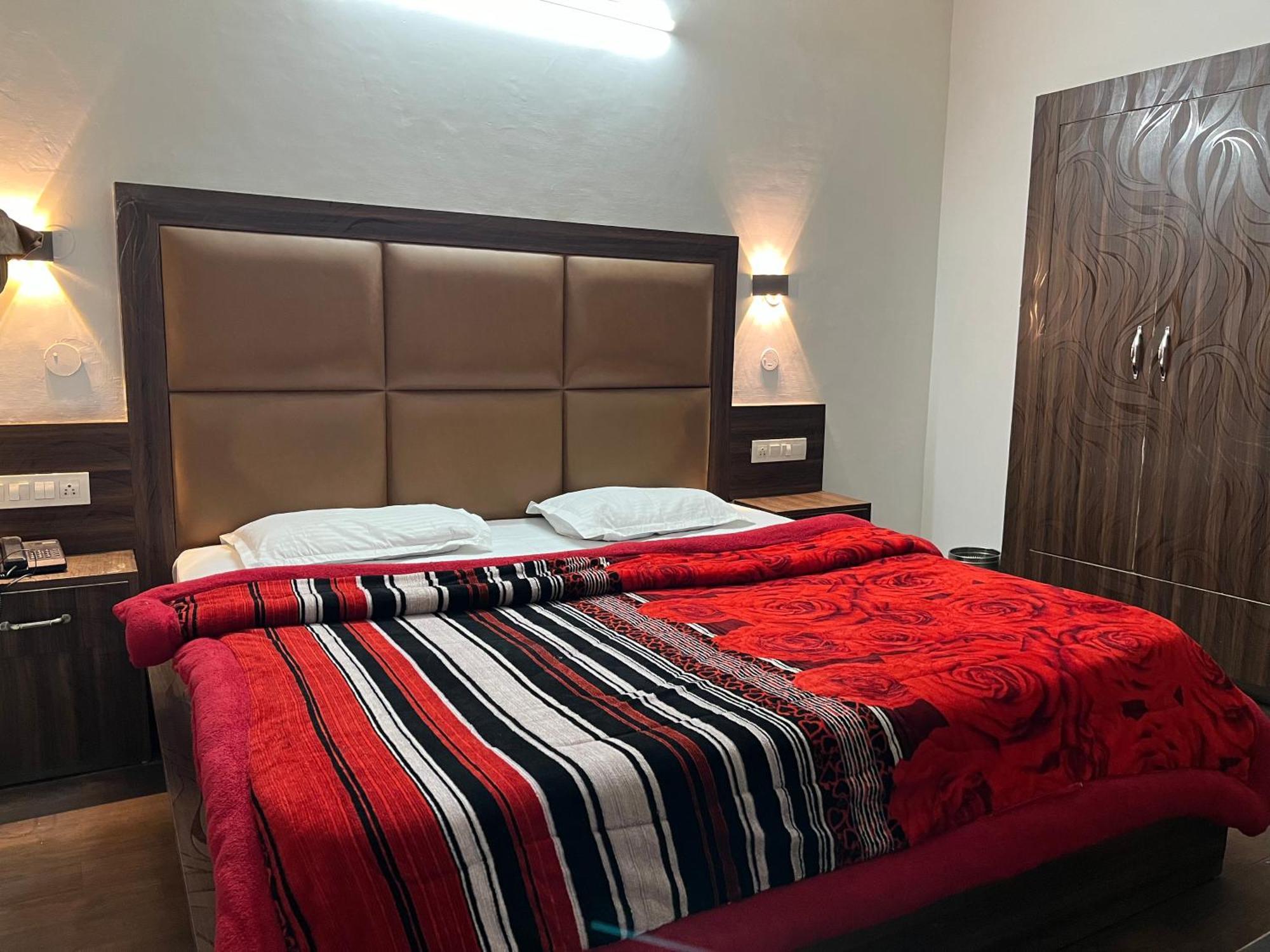 Hotel Premier Mall Road Manali Экстерьер фото